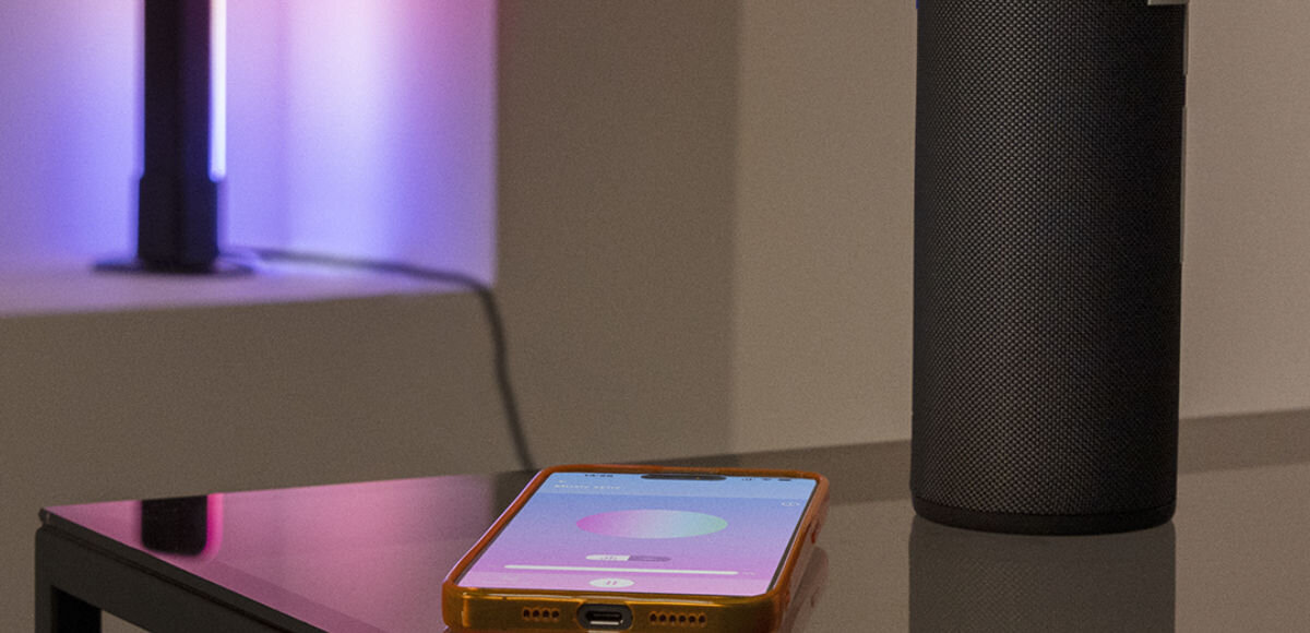 Lampa WIZ Bar 929004732301 Wi-Fi , Światło dopasowane do chwili, Lampa postawiona na półce wśród ozdób mieszkania