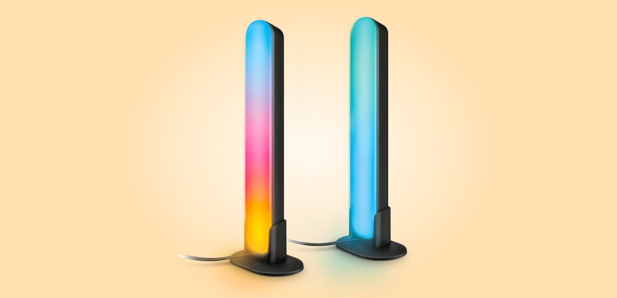 Lampa WIZ Bar 929004732301 Wi-Fi , Miliony kolorów do wyboru, 4 obrazki w 1, przedstawiające różne kolory przy biurku