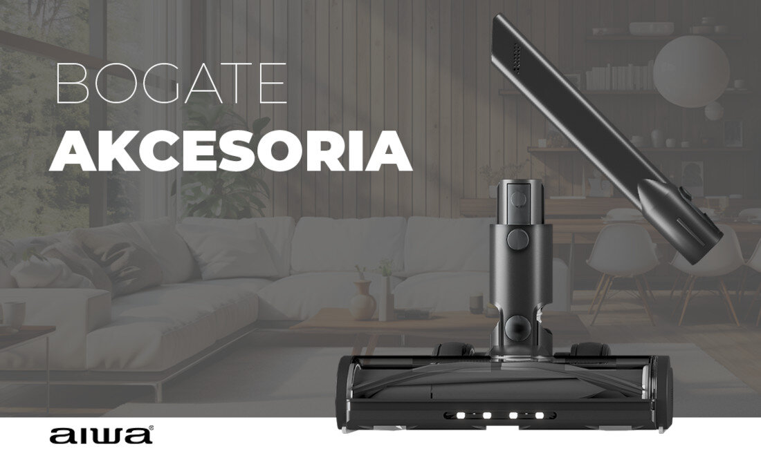 Na obrazie widoczny jest odkurzacz z napisem \'BOGATE AKCESORIA\'. W tle znajduje się wnętrze salonu z sofą i drewnianymi panelami na ścianie, a na dole logo \'aiwa\'.