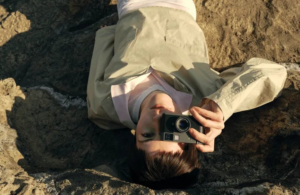 Aparat FUJIFILM X half człowiek robi zdjęćie 240 g waga wymiary