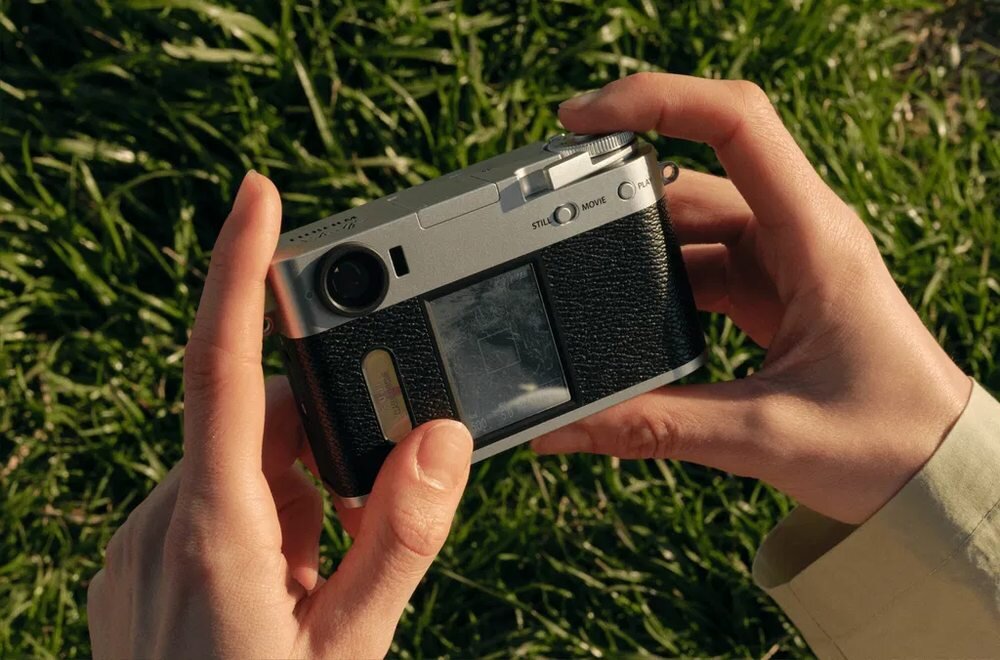 Aparat FUJIFILM X half w rękach tylny ekran LCD Kadrowanie w formacie 3:4