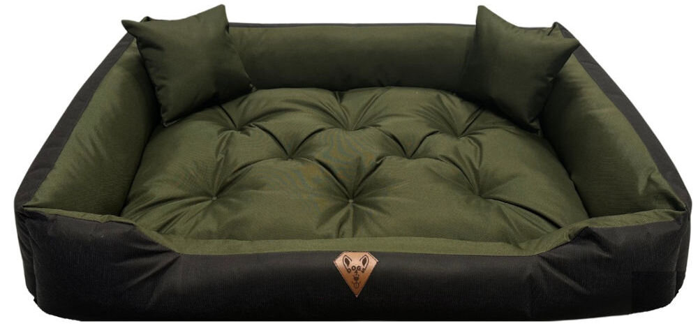 Legowisko dla psa OSKAR Comfortable pies i opiekun razem w salonie elegancki wygląd produktu zielono-czarne, prostokątne legowisko dla psa Oskar z wysokimi, pikowanymi bokami i dwoma małymi poduszkami w narożnikach. Na froncie widoczna brązowa, skórzana naszywka z logo psiej głowy