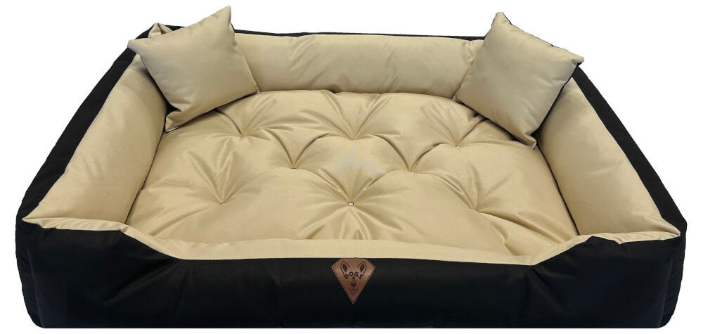 Legowisko dla psa OSKAR Comfortable pies i opiekun razem w salonie elegancki wygląd produktu Czarno-beżowe, prostokątne legowisko dla psa Oskar z wysokimi, pikowanymi bokami i dwoma małymi poduszkami w narożnikach. Na froncie widoczna brązowa, skórzana naszywka z logo psiej głowy