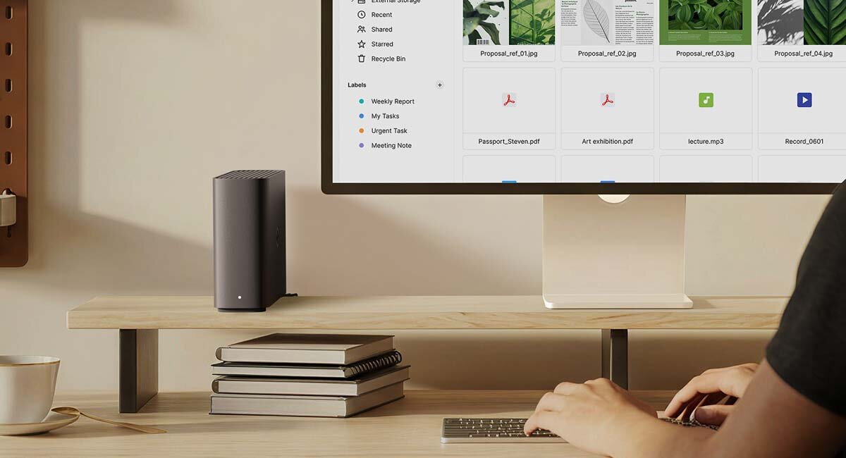 Synology BeeStation Plus BST170-8T przy stanowisku komputerowym.