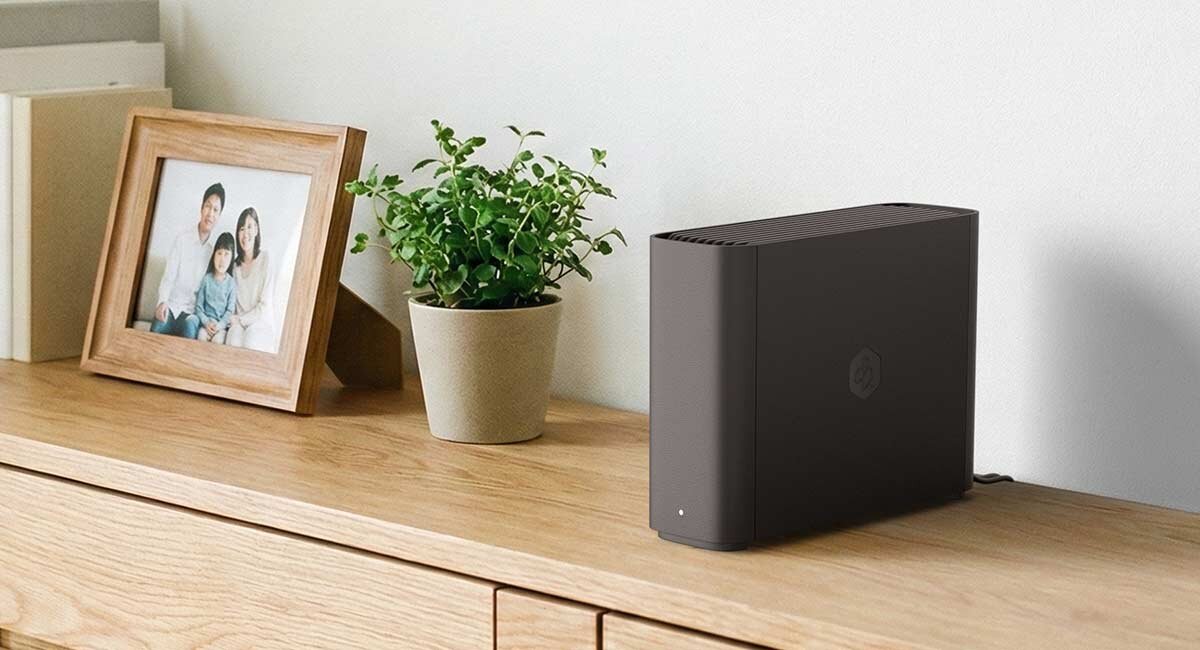 Synology BeeStation Plus BST170-8T na drewnianej półce.
