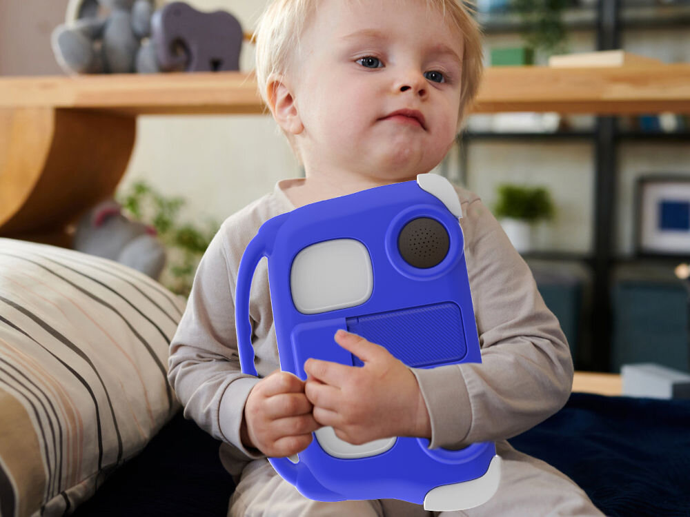 Tablet BLOW KidsTab 8 8 4/64GB LTE Wi-Fi Niebieski tablet trzymany w reku