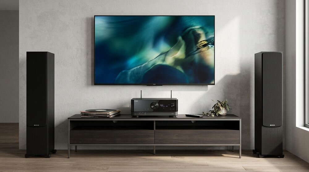 Zestaw stereo YAMAHA RX-V6A + INDIANA LINE Tesi 6 kino domowe brzmienie, zestaw stojący w pomieszczeniu
