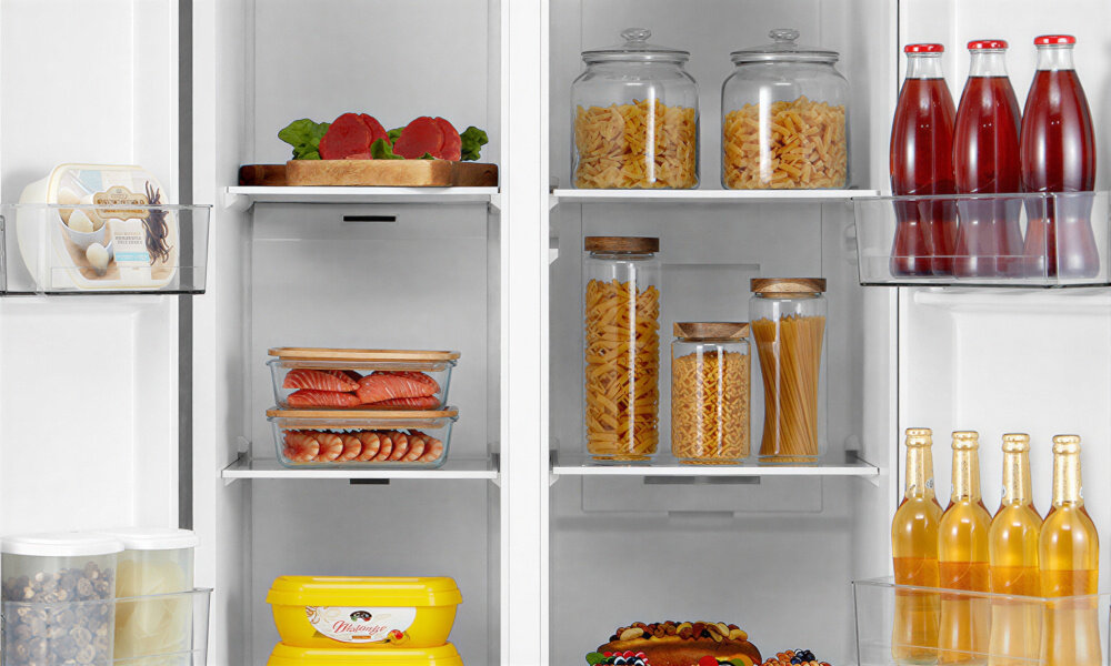 LODÓWKA MIDEA MDRS619FIE45 Wnętrze lodówki prezentuje produkty spożywcze poukładane w słoikach, pojemnikach i na półkach, od makaronów po napoje. Układ podkreśla łatwość organizacji żywności 460 litrów chłodziarka zamrażarka porządek organizacja