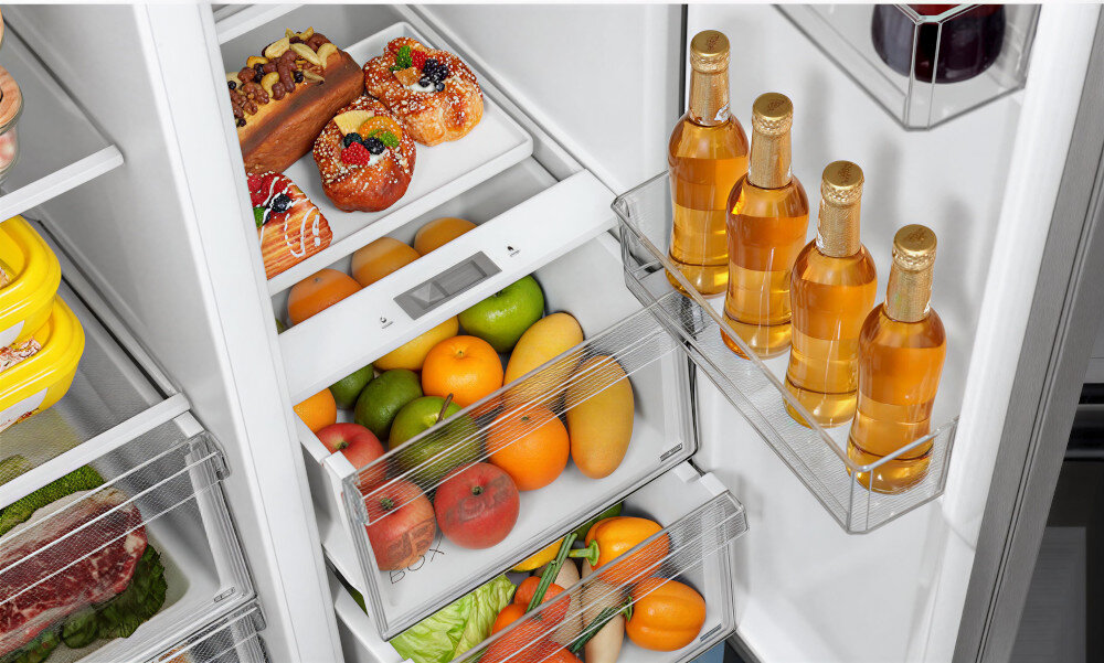 LODÓWKA MIDEA MDRS619FIE45 W lodówce znajdują się owoce, ciasta oraz napoje ułożone na półkach i w drzwiach. Przestrzeń została zorganizowana tak, aby produkty były dobrze widoczne Super Cooling Super Freezing szybkie chłodzenie mrożenie