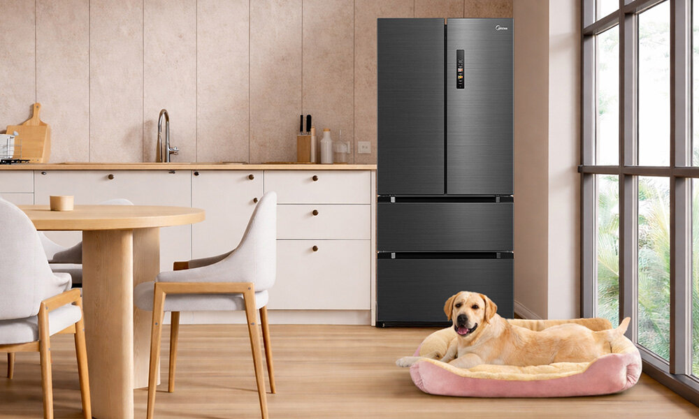 W kuchni znajduje się antracytowa lodówka z dwoma drzwiami i dwoma szufladami. Na podłodze leży pies na różowym legowisku.