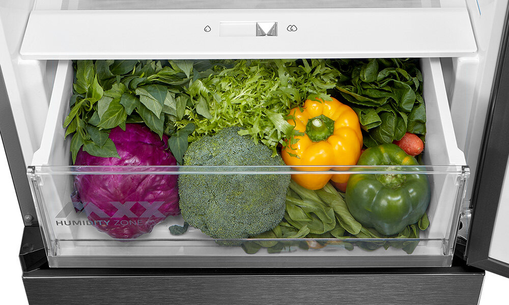 LODÓWKA MIDEA MDRB548MIC45P Wnętrze lodówki wypełniają świeże warzywa ułożone w dużej przezroczystej szufladzie. Kolorowe produkty podkreślają przestrzeń przeznaczoną do ich przechowywania Humidity Zone regulacja wilgotności świeżość owoce warzywa