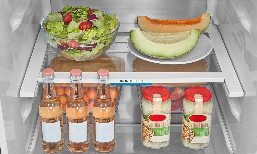 LODÓWKA MIDEA MDRB548MIC45P W lodówce ustawiono sałatkę, owoce i napoje na przejrzystych półkach. Produkty są starannie rozmieszczone, co ułatwia dostęp do nich 400 litrów duża pojemność strefy chłodzenia organizacja