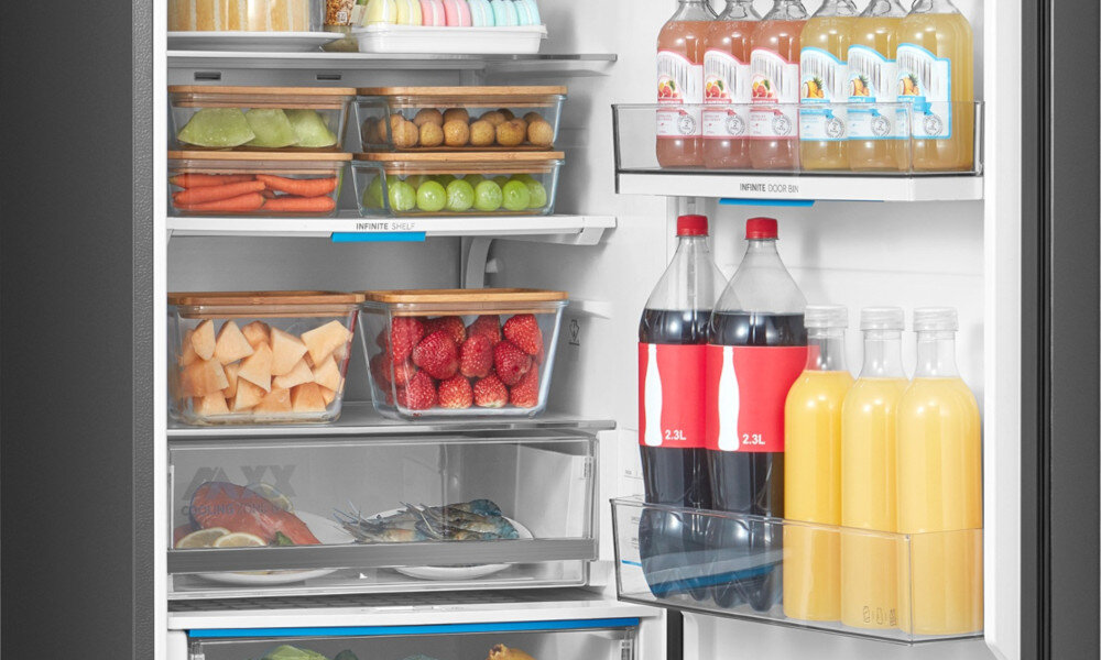 LODÓWKA MIDEA MDRB600MIC45P Wnętrze lodówki wypełniają napoje, owoce i przekąski rozmieszczone na półkach oraz na drzwiach. Przestrzeń jest uporządkowana, co ułatwia znalezienie produktów regulowane półki wysokość butelki słoiki porządek bin door