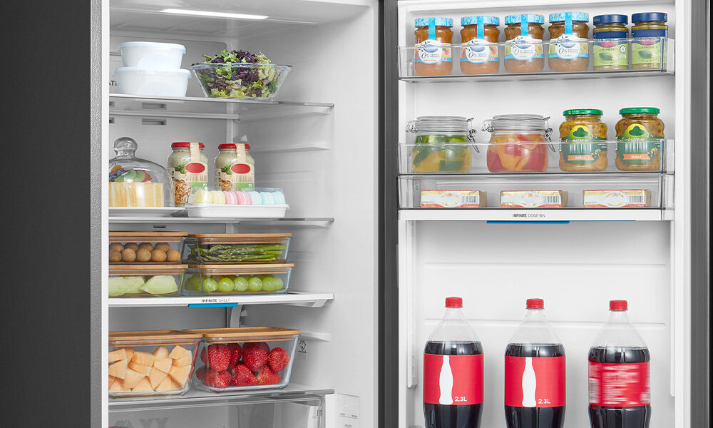 LODÓWKA MIDEA MDRB600MIC45P Wnętrze lodówki wypełniają napoje, owoce i przekąski rozmieszczone na półkach oraz na drzwiach. Przestrzeń jest uporządkowana, co ułatwia znalezienie produktów regulowane półki szuflady drzwiowe zamrażarka porządek