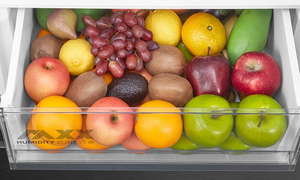LODÓWKA MIDEA MDRB600MIC45P Wnętrze pojemnika Humidity Zone wypełniają świeże warzywa ułożone w dużej przezroczystej szufladzie. Kolorowe produkty podkreślają przestrzeń przeznaczoną do ich przechowywania Humidity Zone regulacja wilgotności świeżość owoce warzywa