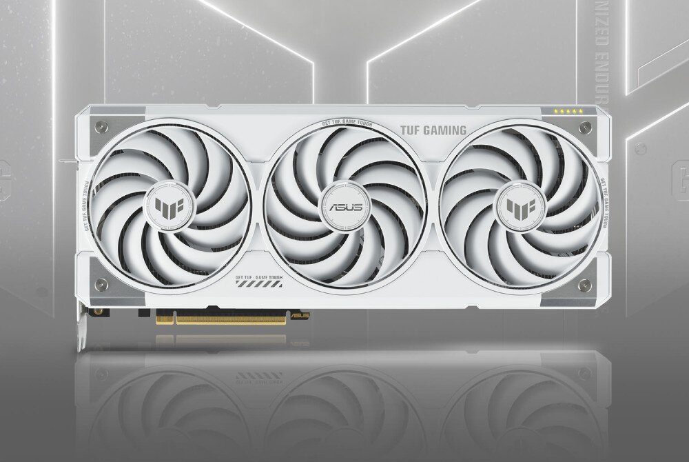 Karta graficzna ASUS TUF Gaming GeForce RTX 5070 Ti White OC Edition 16GB Frontowy widok białej karty graficznej z trzema wentylatorami i logotypem na środku