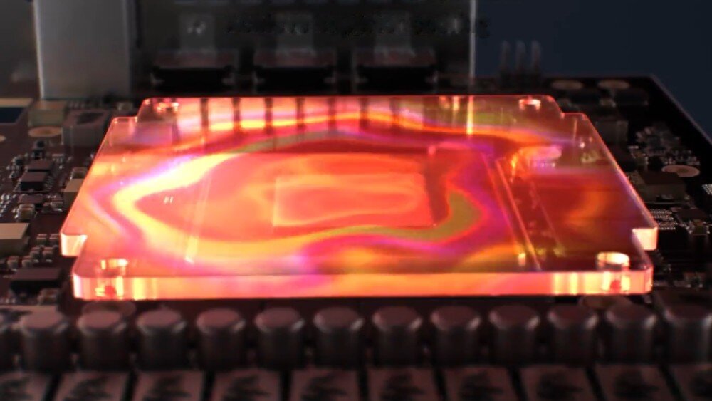 Karta graficzna ASUS TUF Gaming GeForce RTX 5070 Ti White OC Edition 16GB Zbliżenie na procesor graficzny z widoczną idealnie gładką powierzchnią styku radiatora