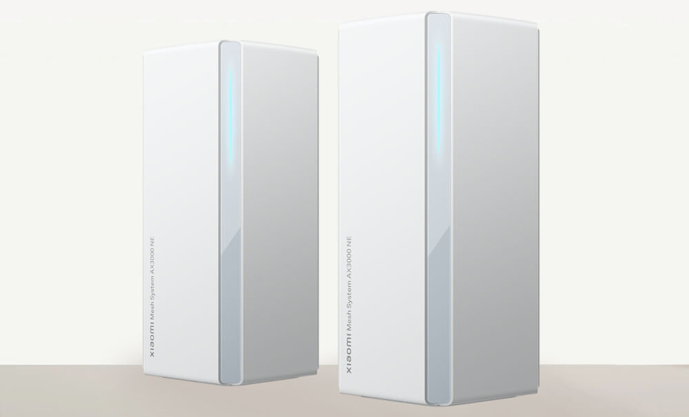 Router XIAOMI Mesh System AX3000 NE 2.4 / 5 GHz (DualBand), Wi-Fi Mesh (2 szt.) prezentacja 2 urządzeń pod kątem na jasnym tle na dole ciemniejszy pasek