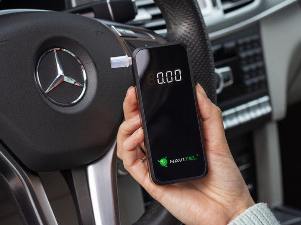 NAVITEL ALC05 NAVITEL ALC05 Pro cyfrowy wyświetlacz Podświetlany ekran ustnik podświetlany niebieskim światłem - Kontrola trzeźwości za pomocą alkomatu na tle kierownicy samochodu