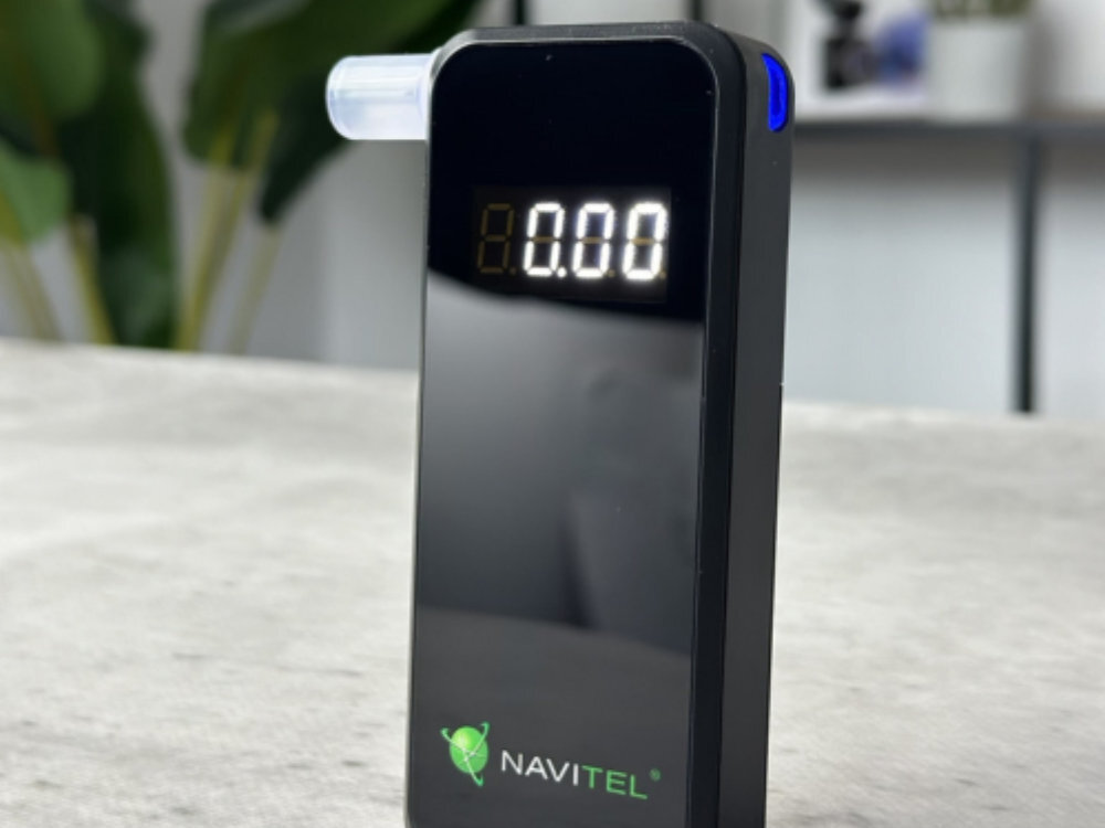 NAVITEL ALC05 NAVITEL ALC05 Pro 5 higienicznych, sterylnych ustników dwiema bateriami AA 1,5 V 5 sekund - alkomat z wyświetlaczem cyfrowym stojący na stole w domowym otoczeniu