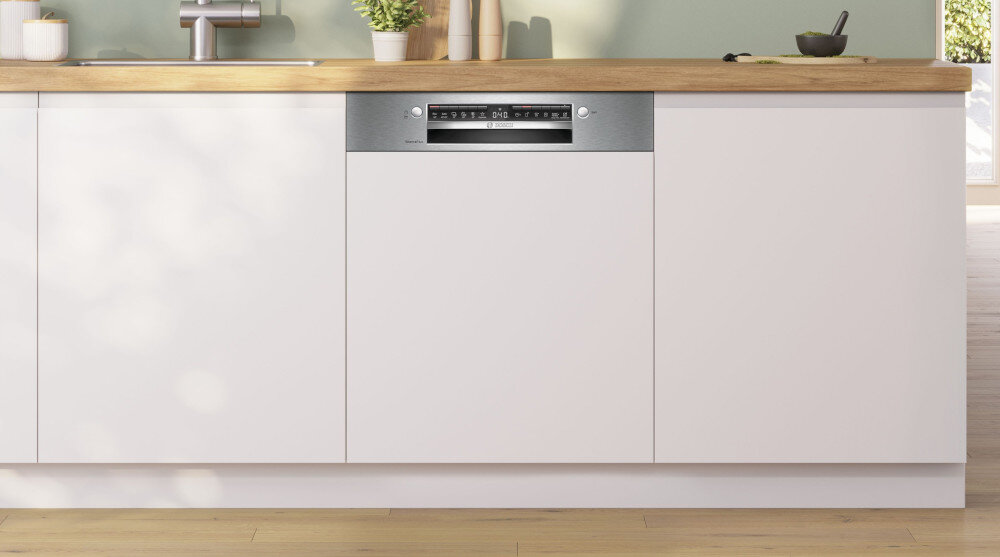 ZMYWARKA BOSCH SMV4ETX08E Zmywarka Bosch do zabudowy z widocznym panelem sterowania na froncie. Urządzenie harmonijnie wkomponowane w jasną zabudowę kuchenną z drewnianym blatem