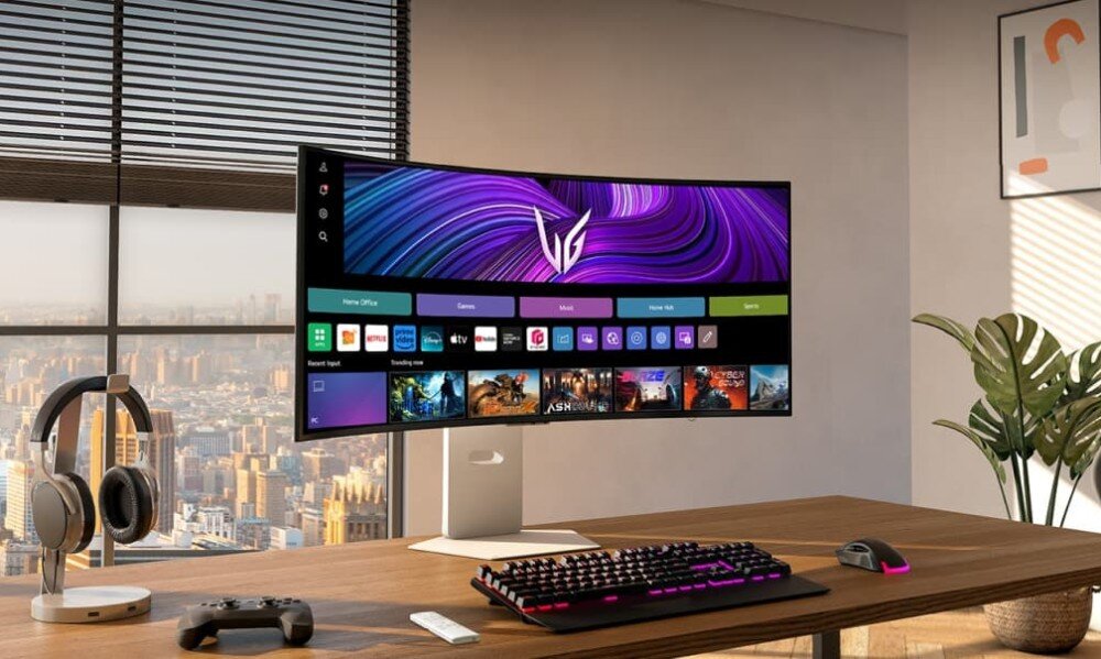 Monitor LG UltraGear 34GX90SA-W.AEU Monitor ultrapanoramiczny ustawiony na biurku w mieszkaniu z widokiem na miasto, z wyświetlonym interfejsem systemu smart TV i podłączoną klawiaturą, myszką oraz słuchawkami, opis