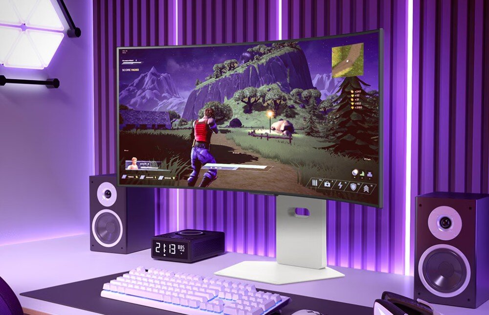 Monitor LG UltraGear 34GX90SA-W.AEU Monitor z grą battle royale w trakcie rozgrywki, ustawiony na biurku z podświetlaną klawiaturą i głośnikami po bokach, otoczony fioletowym światłem LED, konstrukcja, podstawa, regulacja, VESA