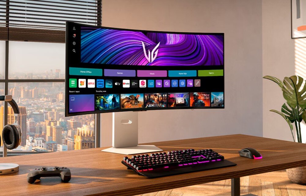 Monitor LG UltraGear 39GX90SA-W.AEU Na biurku znajduje się zakrzywiony monitor z wyświetlonym interfejsem użytkownika, obok klawiatura, mysz i słuchawki. W tle widoczny jest widok na miasto przez okno, opis
