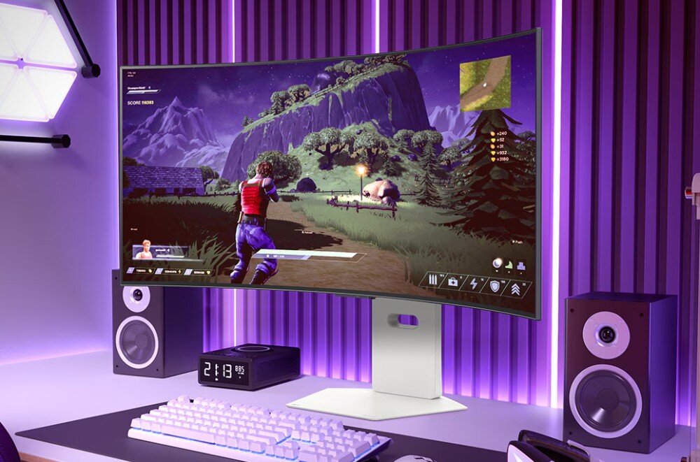 Monitor LG UltraGear 39GX90SA-W.AEU Na biurku znajduje się zakrzywiony monitor wyświetlający grę komputerową, otoczony głośnikami i klawiaturą. W tle widoczne są fioletowe podświetlenia ściany, podstawa, regulacja, ergonomia