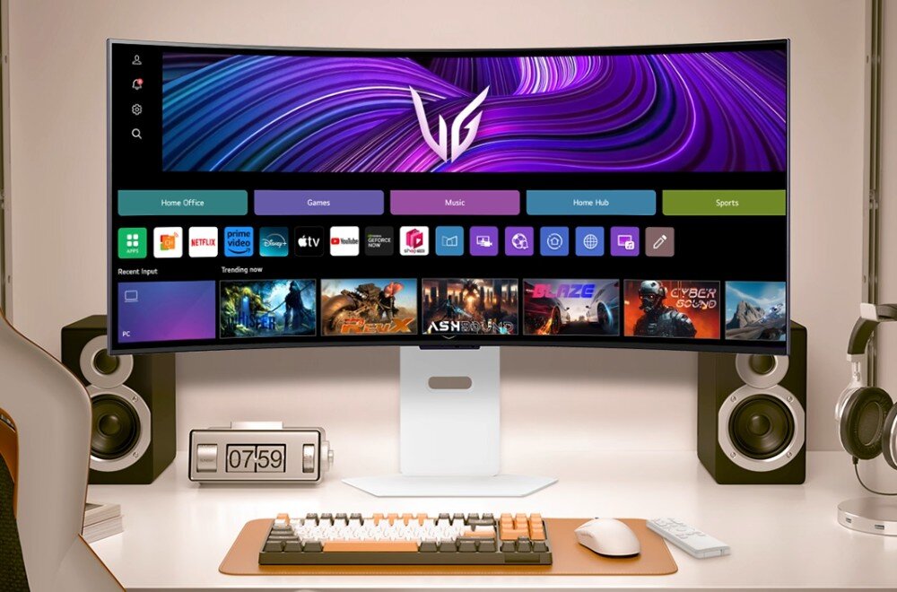 Monitor LG UltraGear 39GX90SA-W.AEU Na biurku znajduje się zakrzywiony monitor z logo \'LG\' na ekranie, otoczony dwoma głośnikami. Na ekranie widoczne są różne aplikacje i gry, a przed monitorem leży klawiatura, myszka i zegar pokazujący godzinę 07:59, przekątna, cechy, system webOS