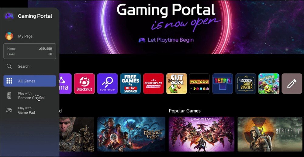Monitor LG UltraGear 39GX90SA-W.AEU Interfejs Gaming Portal z menu po lewej stronie zawierającym opcje takie jak \'All Games\' i \'Play with Remote Control\'. Na górze widoczny jest napis \'Gaming Portal is now open\' oraz ikony różnych gier, w tym \'PAC-MAN\' i \'TETRIS\', granie, streaming