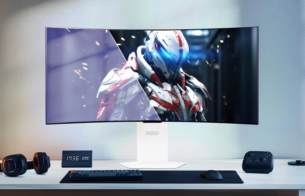 Monitor LG UltraGear 39GX90SA-W.AEU Na biurku znajduje się zakrzywiony monitor z wyświetlanym obrazem postaci w zbroi, obok leżą słuchawki, klawiatura, mysz i kontroler. Na ekranie zegara widnieje godzina 17:36 i temperatura 20°C, a na dole obrazu widoczne są trzy loga UL z napisami: \'Flicker-Free\', \'Discomfort Glare Free\' i \'Low Blue Light\', matowa powłoka, ochrona wzroku