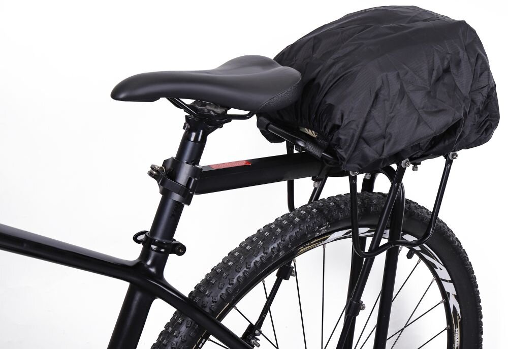 Sakwa rowerowa na bagażnik WILDMAN GD5 4L białe tło sakwa umieszczona na bagażniku widok od przodu pod skosem sakwa przykrytwa pokrowcem pojemnosc, bezpieczenstwo, pojemnosc, podwojny zamek, wodoodporny material, ochrona,