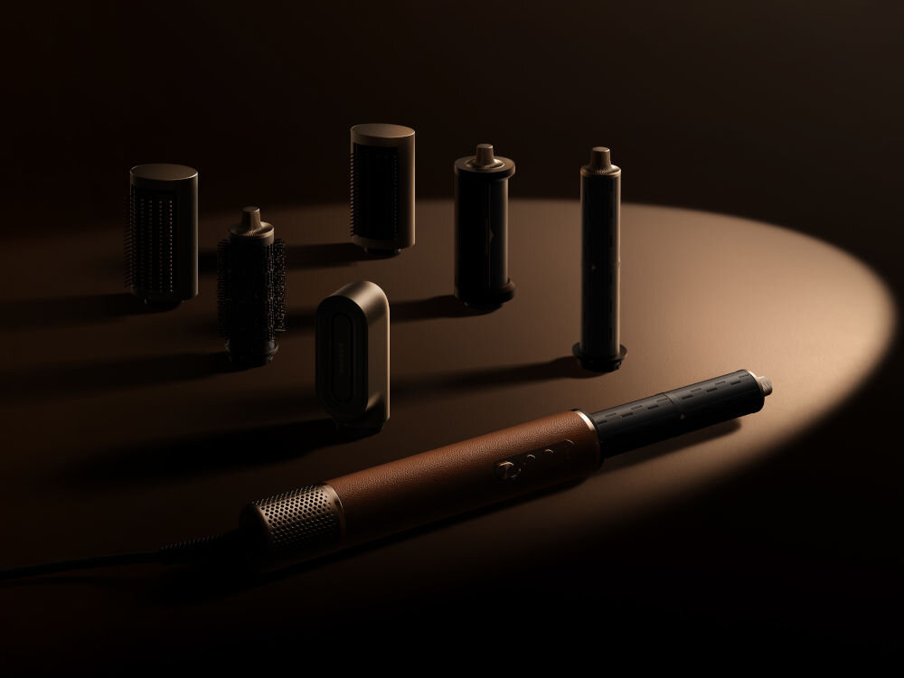 Suszarko-lokówka DREAME Air Styler Pro Złoty 1300W z zestawem akcesoriów w zaciemnionym otoczeniu uchwyt z marmurkowej skórki etui pewny chwyt wygodne estetyczne