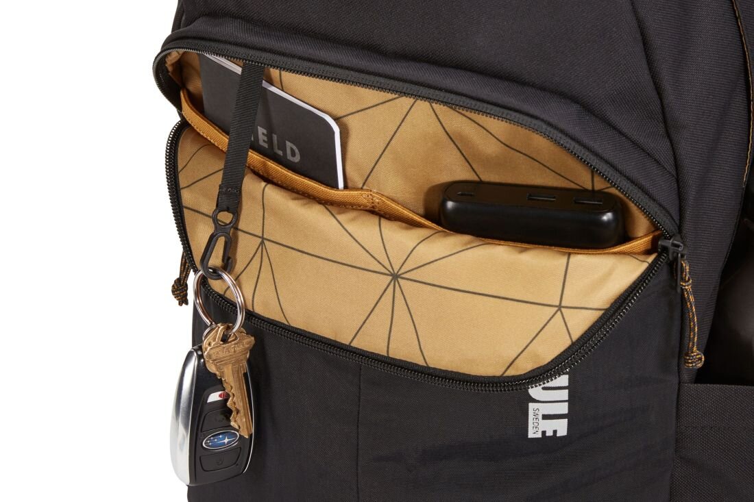 Plecak Thule Gauntlet Sleeve z kieszenią organizacyjną prezentuje miejsce na telefon, notes i klucze podczas codziennych dojazdów  