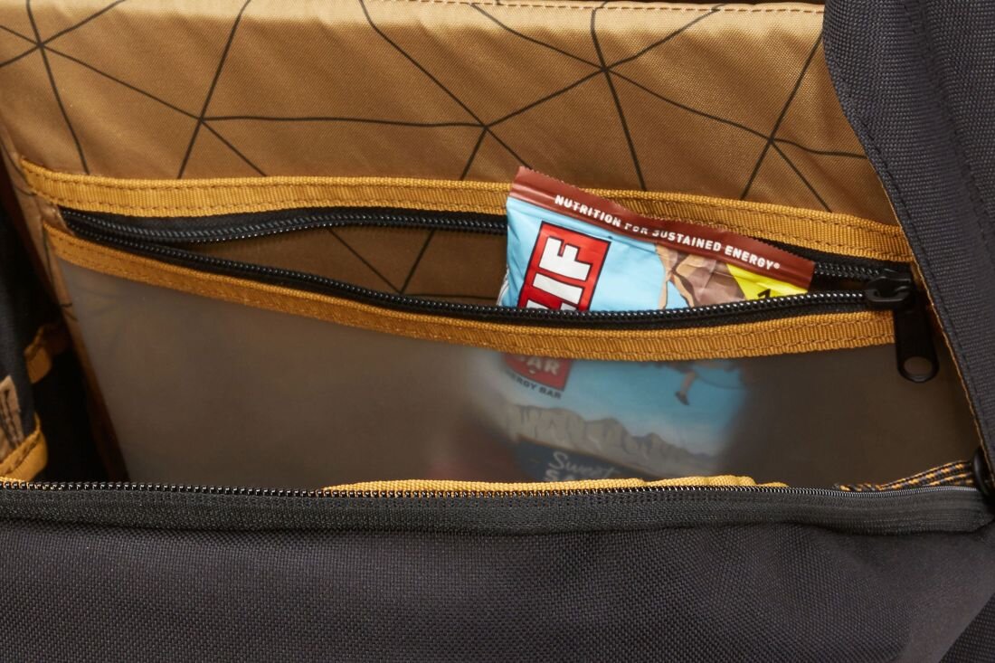Plecak Thule Gauntlet Sleeve z przegrodą na laptop pokazuje wewnętrzną kieszeń z zamkiem podczas organizacji akcesoriów do pracy mobilnej 