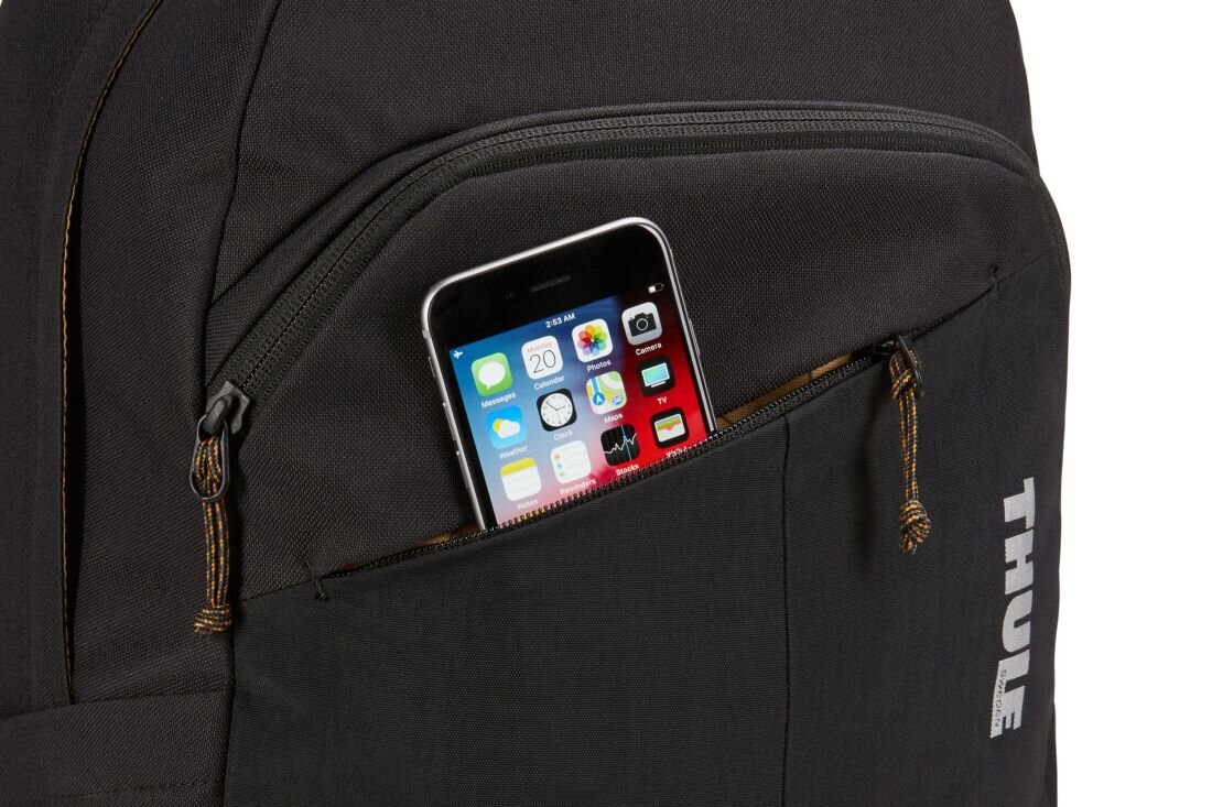 Plecak Thule Gauntlet Sleeve z przednią kieszenią prezentuje smartfon podczas organizacji niezbędnych akcesoriów do codziennych dojazdów 
