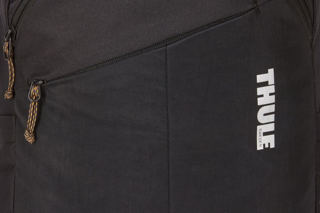 Plecak Thule Gauntlet Sleeve z certyfikatem bluesign product prezentuje detal materiału w zbliżeniu podczas ekologicznego użytkowania 
