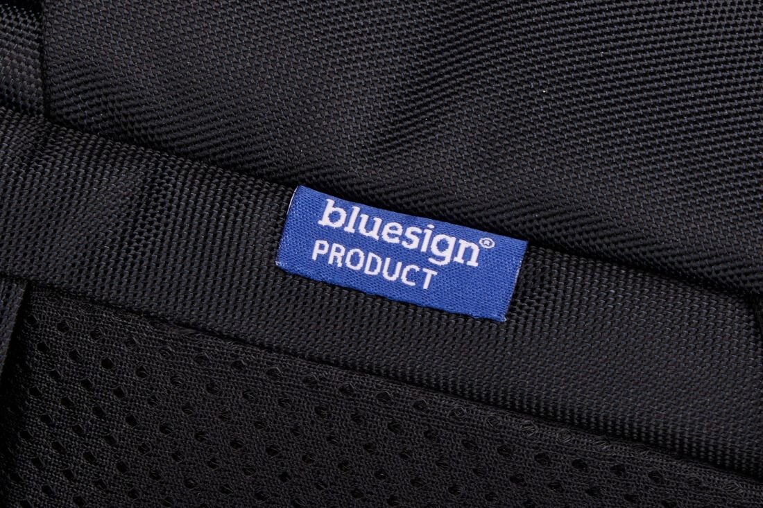 Plecak Thule Subterra 2 27L prezentuje metkę bluesign product na materiale w zbliżeniu podczas użytkowania codziennego - CERTYFIKAT BLUESIGN 