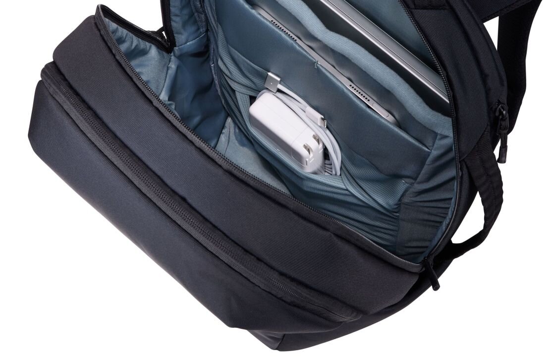 Plecak Thule Subterra 2 27L prezentuje przegrodę na laptop i ładowarkę w uporządkowanym wnętrzu podczas transportu sprzętu - KIESZEŃ NA ZASILACZ 