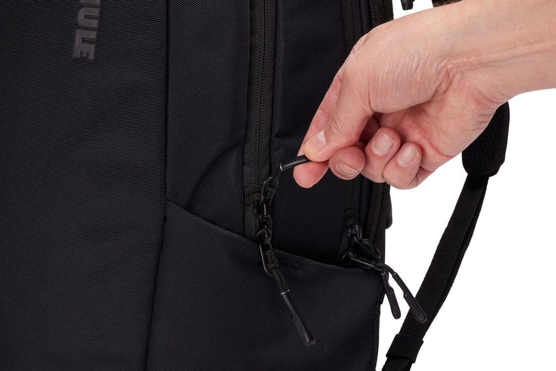 Plecak Thule Subterra 2 27L pokazuje zbliżenie zamka i klipsów przy kieszeni podczas zabezpieczania zawartości w podróży - OCHRONA PRZED KRADZIEŻĄ 
