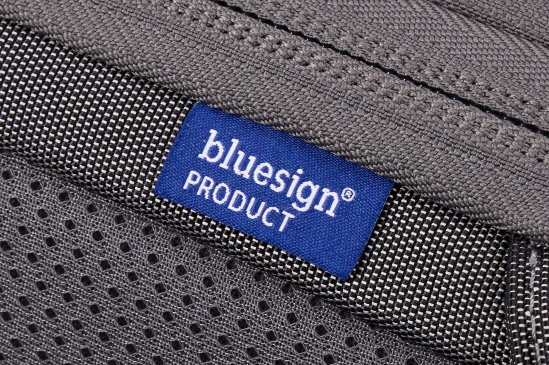 Plecak Thule Subterra 2 27L prezentuje metkę bluesign product na materiale w zbliżeniu podczas użytkowania codziennego - CERTYFIKAT BLUESIGN 