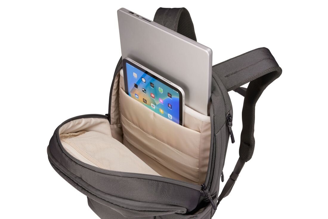 Plecak Thule Subterra 2 27L otwarty pokazuje przegrodę na laptop i tablet podczas organizacji sprzętu do pracy mobilnej - KOMORY NA LAPTOP I TABLET 