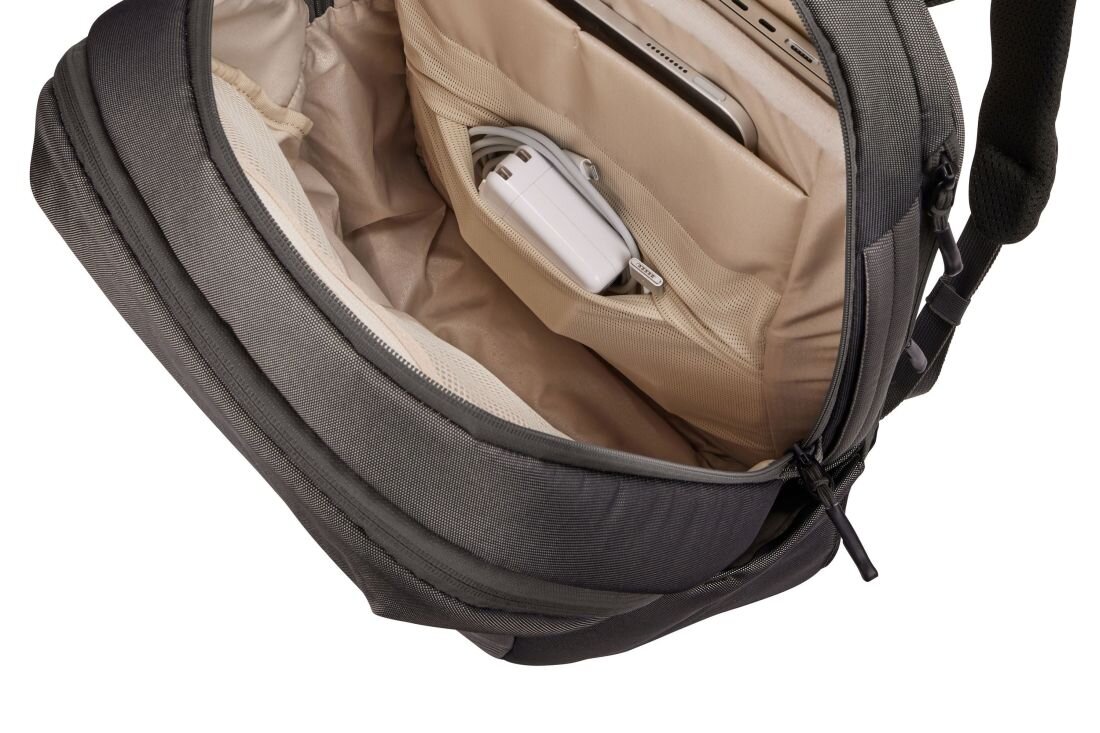 Plecak Thule Subterra 2 27L prezentuje przegrodę na laptop i ładowarkę w uporządkowanym wnętrzu podczas transportu sprzętu - KIESZEŃ NA ZASILACZ 