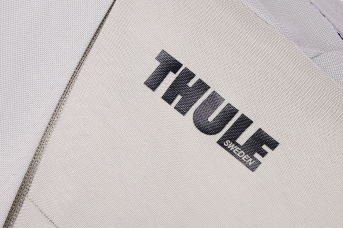 Na jasnobeżowym tle widoczne jest logo \'THULE SWEDEN\'.
