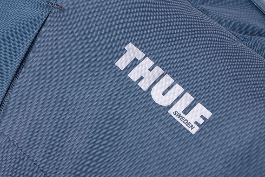 Plecak Thule Gauntlet Sleeve prezentuje logo marki na materiale w zbliżeniu podczas codziennego użytkowania miejskiego 