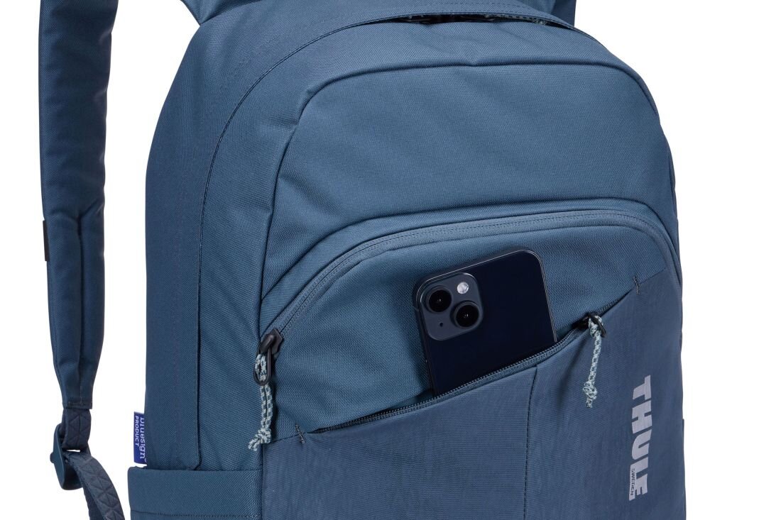 Plecak Thule Gauntlet Sleeve z przednią kieszenią prezentuje smartfon podczas organizacji niezbędnych akcesoriów do codziennych dojazdów 