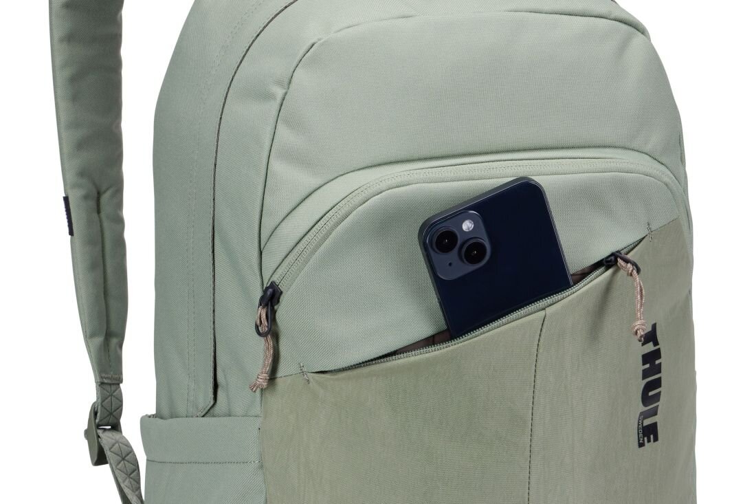 Plecak Thule Gauntlet Sleeve z przednią kieszenią prezentuje smartfon podczas organizacji niezbędnych akcesoriów do codziennych dojazdów 