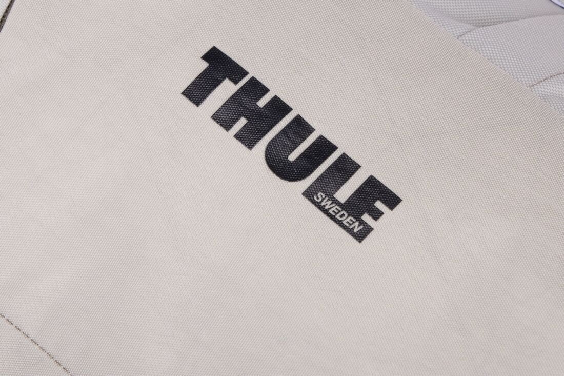 Plecak Thule Gauntlet Sleeve prezentuje logo marki na materiale w zbliżeniu podczas codziennego użytkowania miejskiego 