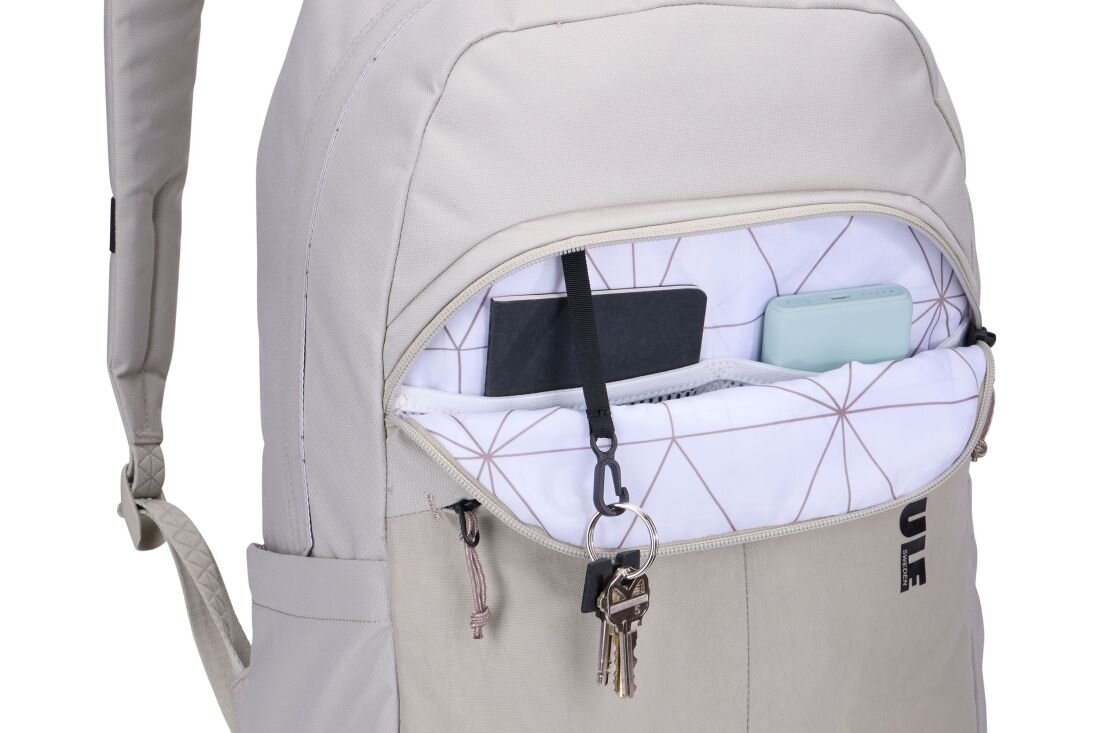 Plecak Thule Gauntlet Sleeve z kieszenią organizacyjną prezentuje miejsce na telefon, notes i klucze podczas codziennych dojazdów  